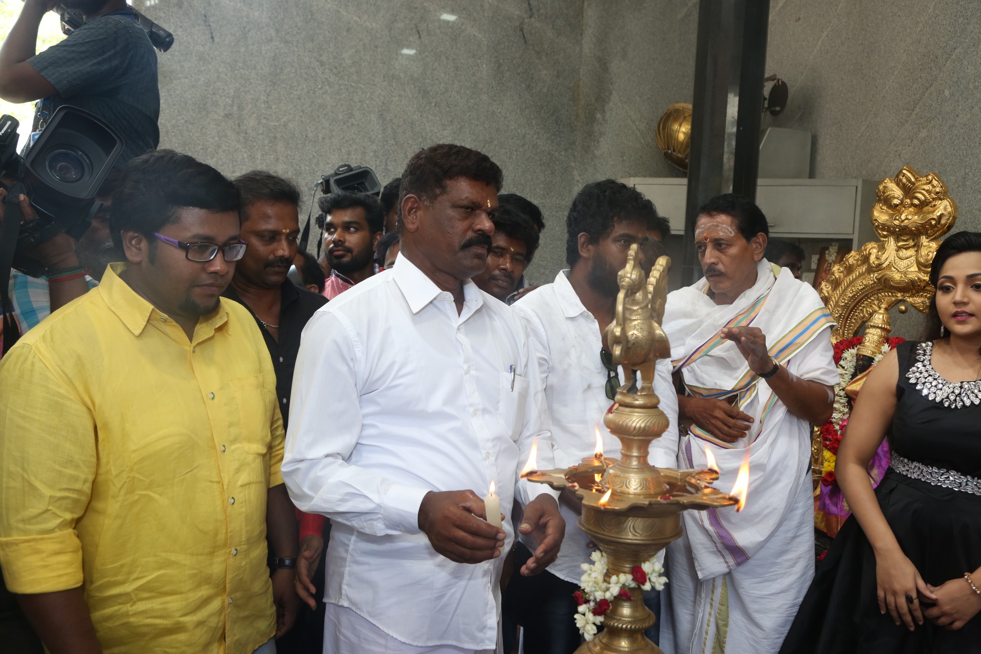 ’சிரிச்சா போச்சு’ ராமர் நடிக்கும் ’படைப்பாளன்’ படத்தின் பூஜை ஆல்பம்..! ’சிரிச்சா போச்சு’ ராமர் நடிக்கும் ’படைப்பாளன்’ படத்தின் பூஜை ஆல்பம்..!