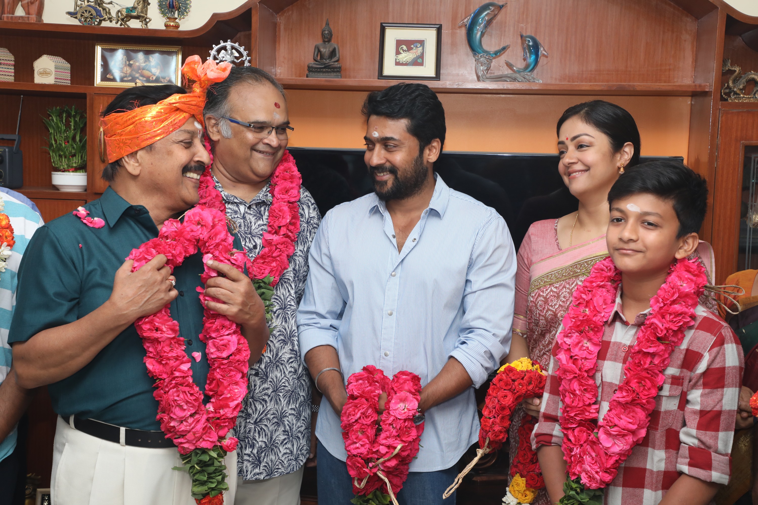 ஜோதிகா நடிக்கும் ’காற்றின் மொழி’ படத்தின் பூஜை..! ஜோதிகா நடிக்கும் ’காற்றின் மொழி’ படத்தின் பூஜை..!
