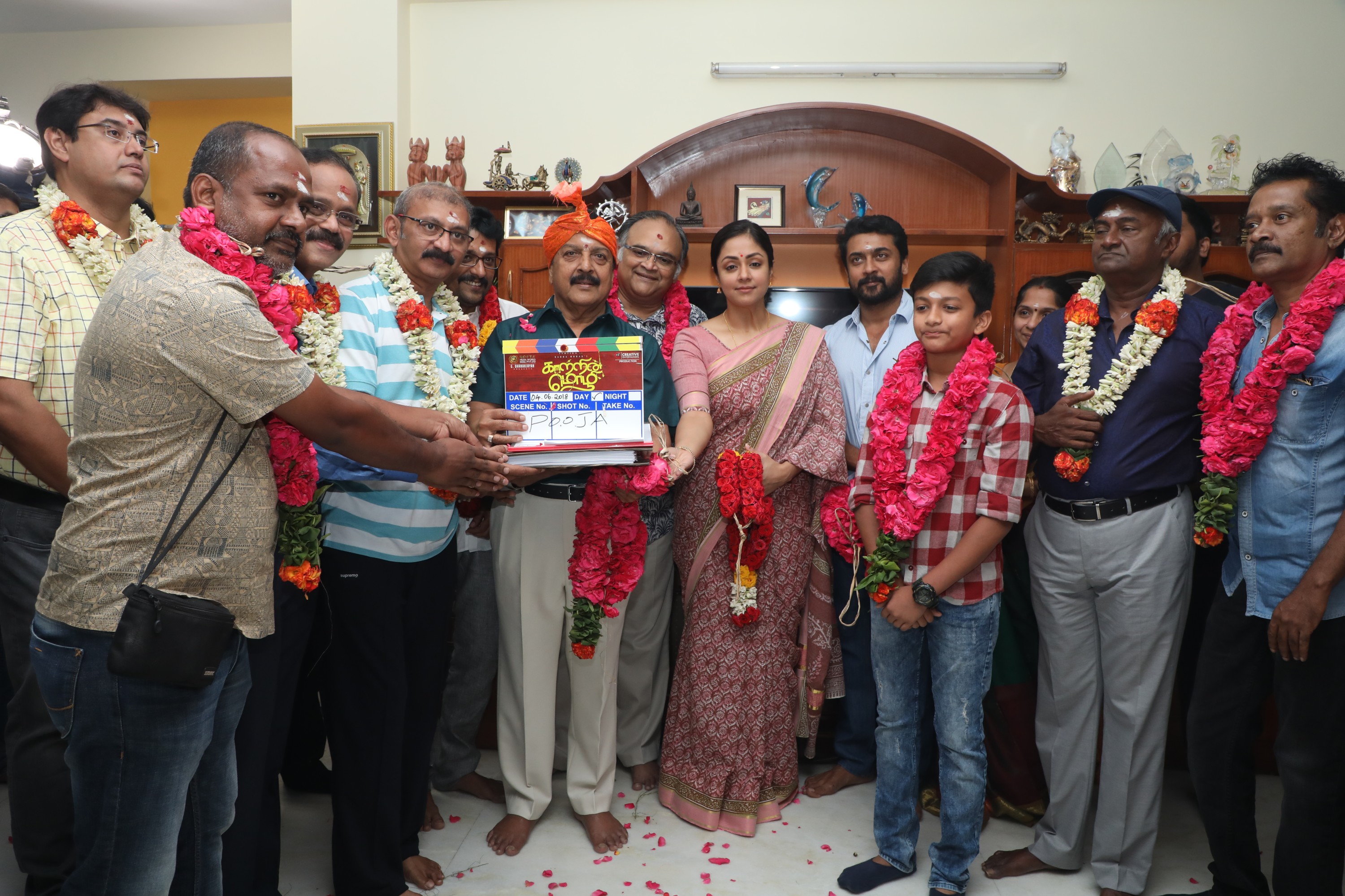 ஜோதிகா நடிக்கும் ’காற்றின் மொழி’ படத்தின் பூஜை..! ஜோதிகா நடிக்கும் ’காற்றின் மொழி’ படத்தின் பூஜை..!