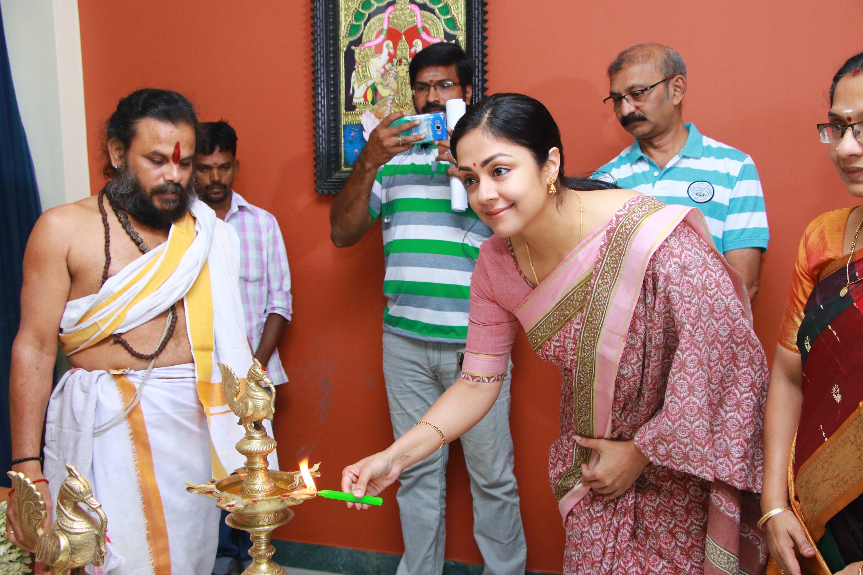 ஜோதிகா நடிக்கும் ’காற்றின் மொழி’ படத்தின் பூஜை..! ஜோதிகா நடிக்கும் ’காற்றின் மொழி’ படத்தின் பூஜை..!