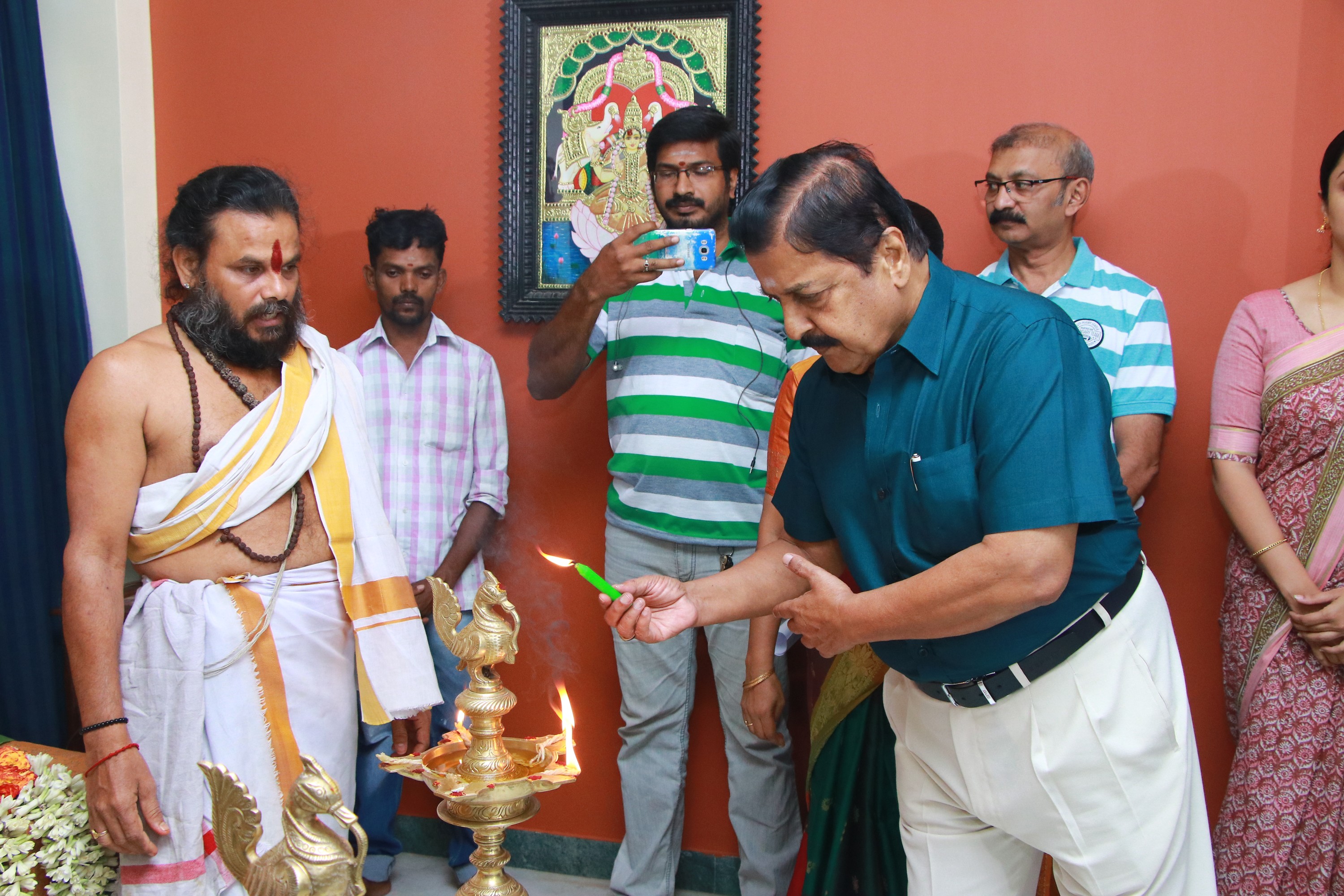 ஜோதிகா நடிக்கும் ’காற்றின் மொழி’ படத்தின் பூஜை..! ஜோதிகா நடிக்கும் ’காற்றின் மொழி’ படத்தின் பூஜை..!