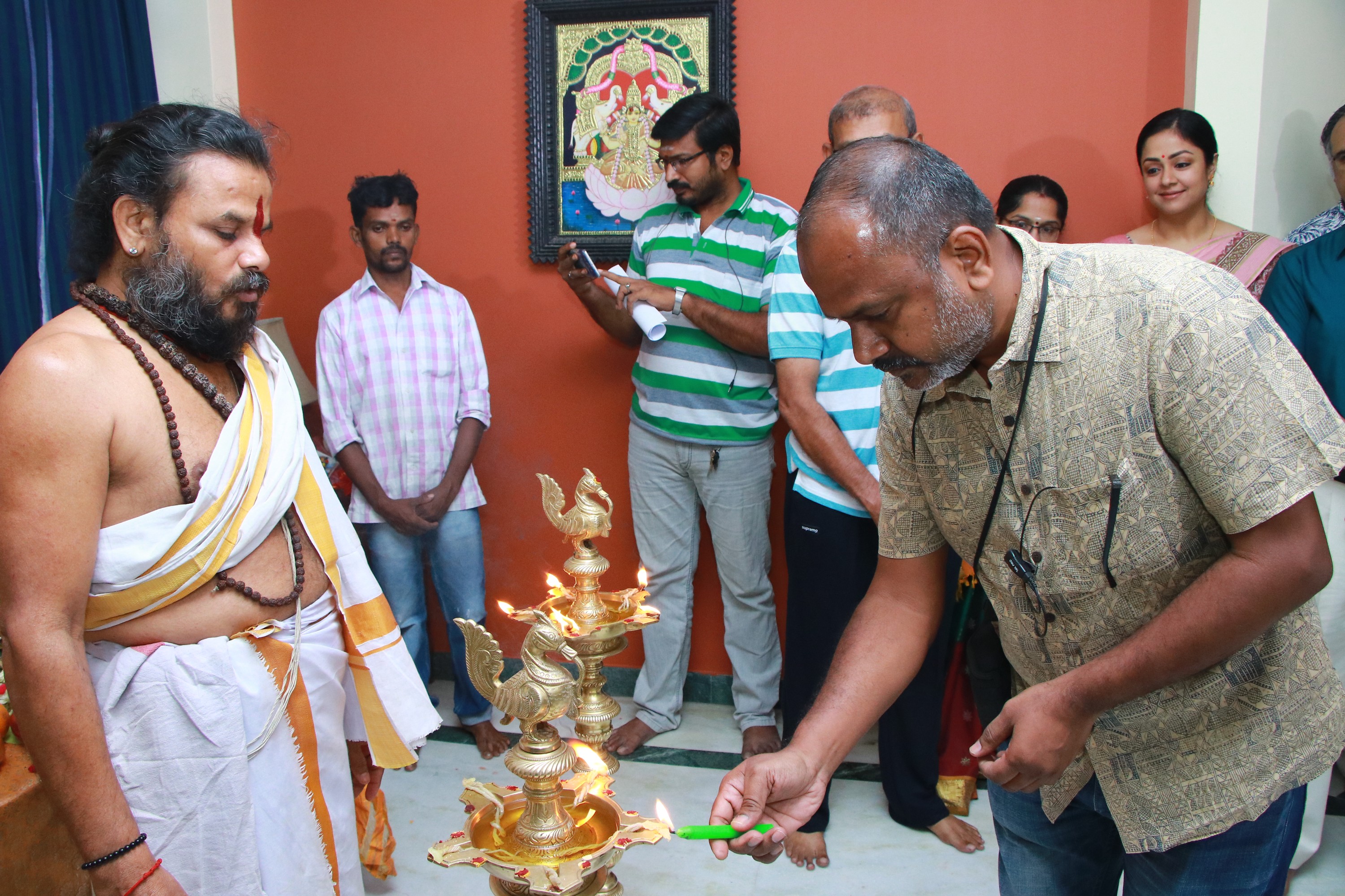 ஜோதிகா நடிக்கும் ’காற்றின் மொழி’ படத்தின் பூஜை..! ஜோதிகா நடிக்கும் ’காற்றின் மொழி’ படத்தின் பூஜை..!