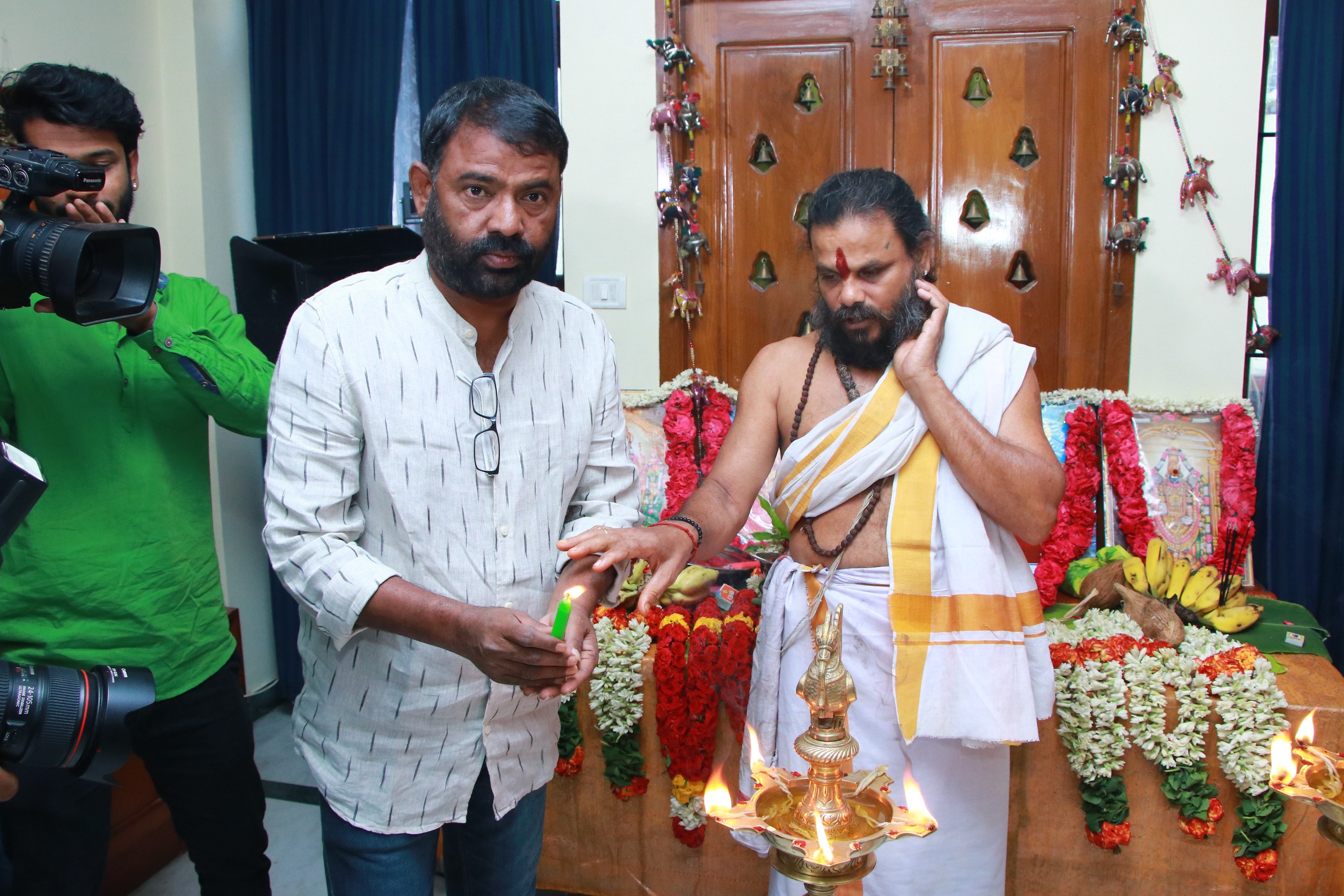 ஜோதிகா நடிக்கும் ’காற்றின் மொழி’ படத்தின் பூஜை..! ஜோதிகா நடிக்கும் ’காற்றின் மொழி’ படத்தின் பூஜை..!