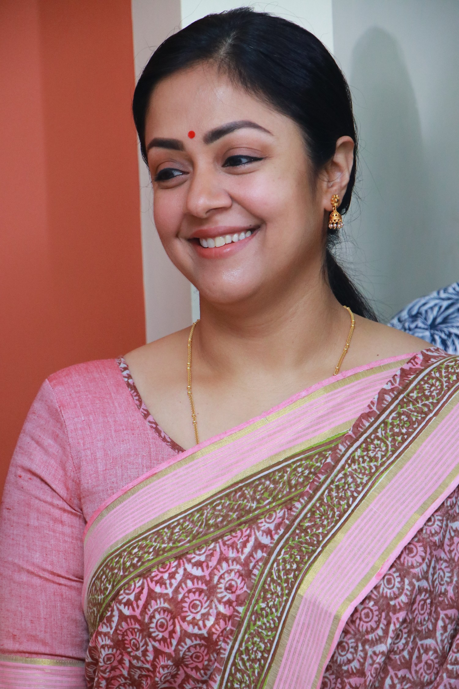 ஜோதிகா நடிக்கும் ’காற்றின் மொழி’ படத்தின் பூஜை..! ஜோதிகா நடிக்கும் ’காற்றின் மொழி’ படத்தின் பூஜை..!