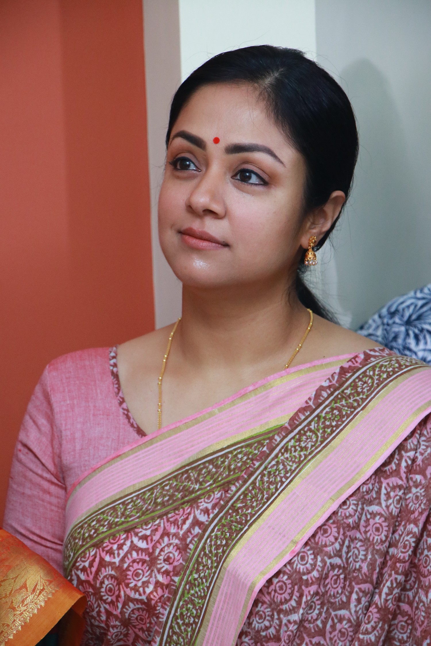 ஜோதிகா நடிக்கும் ’காற்றின் மொழி’ படத்தின் பூஜை..! ஜோதிகா நடிக்கும் ’காற்றின் மொழி’ படத்தின் பூஜை..!