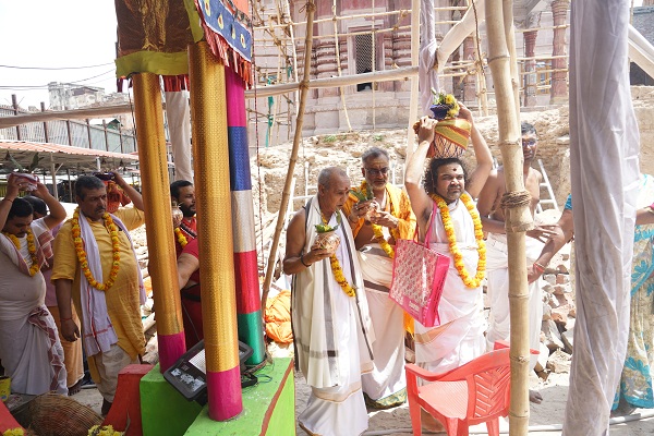 காசி விஸ்வநாதர் கோயிலுக்கு 239 ஆண்டுகளுக்குப் பின் கும்பாபிஷேகம்... தமிழரின் முயற்சி! #KashiVishwanathTemple காசி விஸ்வநாதர் கோயிலுக்கு 239 ஆண்டுகளுக்குப் பின் கும்பாபிஷேகம்... தமிழரின் முயற்சி! #KashiVishwanathTemple