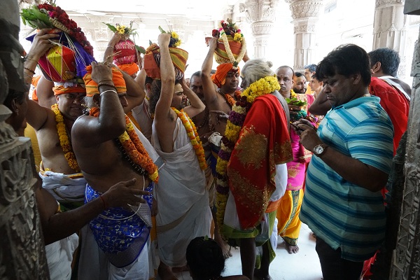 காசி விஸ்வநாதர் கோயிலுக்கு 239 ஆண்டுகளுக்குப் பின் கும்பாபிஷேகம்... தமிழரின் முயற்சி! #KashiVishwanathTemple காசி விஸ்வநாதர் கோயிலுக்கு 239 ஆண்டுகளுக்குப் பின் கும்பாபிஷேகம்... தமிழரின் முயற்சி! #KashiVishwanathTemple