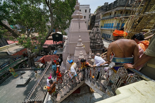 காசி விஸ்வநாதர் கோயிலுக்கு 239 ஆண்டுகளுக்குப் பின் கும்பாபிஷேகம்... தமிழரின் முயற்சி! #KashiVishwanathTemple காசி விஸ்வநாதர் கோயிலுக்கு 239 ஆண்டுகளுக்குப் பின் கும்பாபிஷேகம்... தமிழரின் முயற்சி! #KashiVishwanathTemple