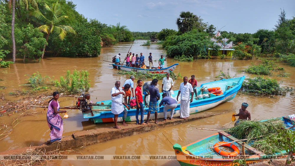 கொள்ளிடம் ஆற்று வெள்ளத்தால் சிதம்பரம் அருகே மரத்தான்தோப்பு பகுதிகளில் உள்ள வீடுகளை வெள்ளம் நீர் சூழ்ந்து... படங்கள்: எஸ்.தேவராஜன் கொள்ளிடம் ஆற்று வெள்ளத்தால் சிதம்பரம் அருகே மரத்தான்தோப்பு பகுதிகளில் உள்ள வீடுகளை வெள்ளம் நீர் சூழ்ந்து... படங்கள்: எஸ்.தேவராஜன்