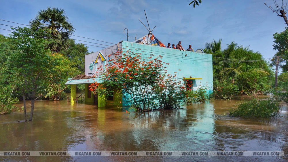 கொள்ளிடம் ஆற்று வெள்ளத்தால் சிதம்பரம் அருகே மரத்தான்தோப்பு பகுதிகளில் உள்ள வீடுகளை வெள்ளம் நீர் சூழ்ந்து... படங்கள்: எஸ்.தேவராஜன் கொள்ளிடம் ஆற்று வெள்ளத்தால் சிதம்பரம் அருகே மரத்தான்தோப்பு பகுதிகளில் உள்ள வீடுகளை வெள்ளம் நீர் சூழ்ந்து... படங்கள்: எஸ்.தேவராஜன்