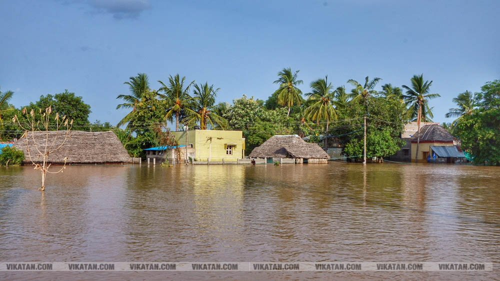 கொள்ளிடம் ஆற்று வெள்ளத்தால் சிதம்பரம் அருகே மரத்தான்தோப்பு பகுதிகளில் உள்ள வீடுகளை வெள்ளம் நீர் சூழ்ந்து... படங்கள்: எஸ்.தேவராஜன் கொள்ளிடம் ஆற்று வெள்ளத்தால் சிதம்பரம் அருகே மரத்தான்தோப்பு பகுதிகளில் உள்ள வீடுகளை வெள்ளம் நீர் சூழ்ந்து... படங்கள்: எஸ்.தேவராஜன்