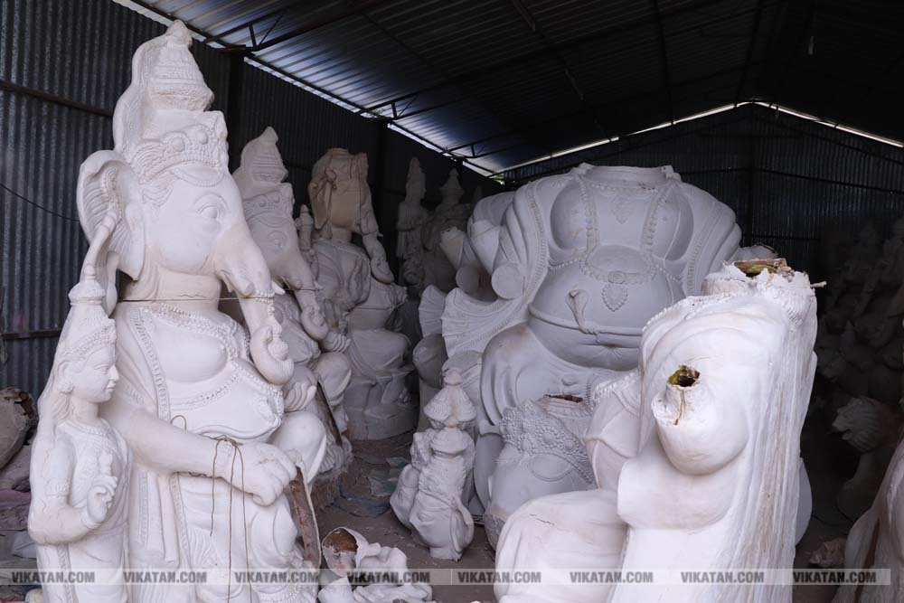 சதுர்த்தியை முன்னிட்டு விழுப்புரத்தில் பல வடிவங்களில் தயாராகும் விநாயகர் சிலைகள்... படங்கள்: - சு.விக்னேஷ்குமார் சதுர்த்தியை முன்னிட்டு விழுப்புரத்தில் பல வடிவங்களில் தயாராகும் விநாயகர் சிலைகள்... படங்கள்: - சு.விக்னேஷ்குமார்