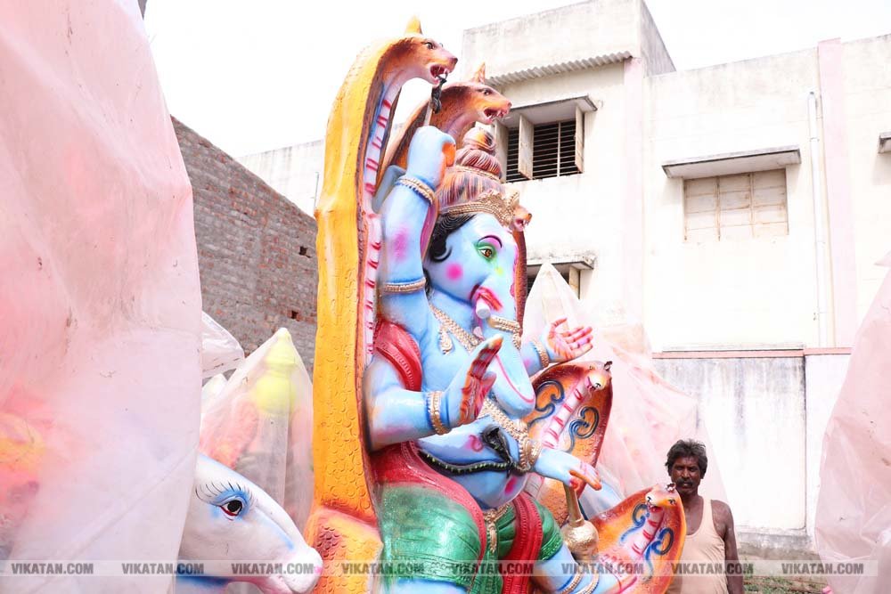 சதுர்த்தியை முன்னிட்டு விழுப்புரத்தில் பல வடிவங்களில் தயாராகும் விநாயகர் சிலைகள்... படங்கள்: - சு.விக்னேஷ்குமார் சதுர்த்தியை முன்னிட்டு விழுப்புரத்தில் பல வடிவங்களில் தயாராகும் விநாயகர் சிலைகள்... படங்கள்: - சு.விக்னேஷ்குமார்