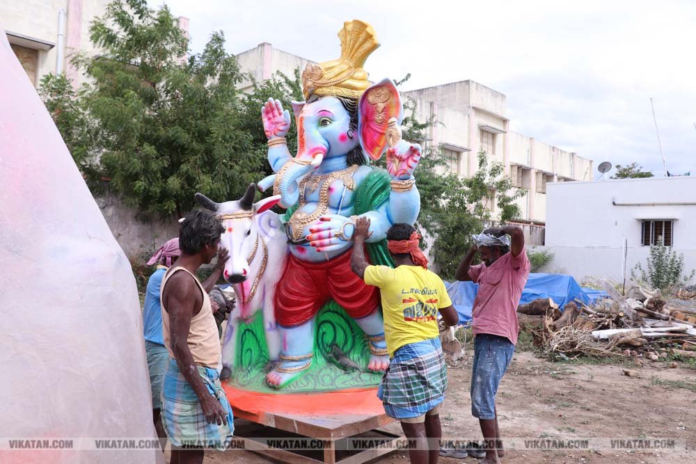 சதுர்த்தியை முன்னிட்டு விழுப்புரத்தில் பல வடிவங்களில் தயாராகும் விநாயகர் சிலைகள்... படங்கள்: - சு.விக்னேஷ்குமார் சதுர்த்தியை முன்னிட்டு விழுப்புரத்தில் பல வடிவங்களில் தயாராகும் விநாயகர் சிலைகள்... படங்கள்: - சு.விக்னேஷ்குமார்