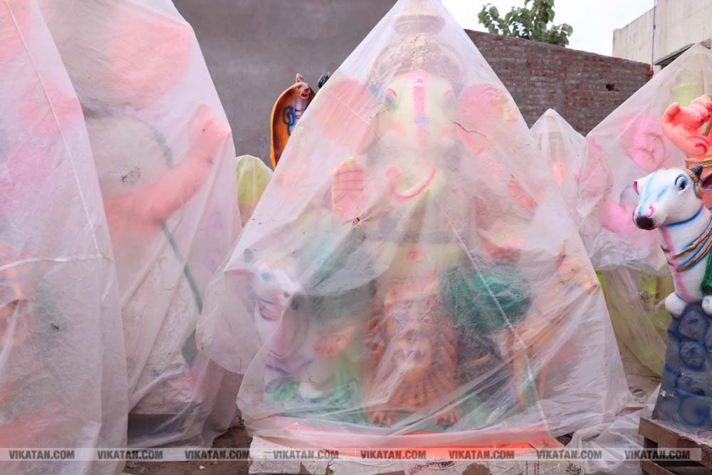 சதுர்த்தியை முன்னிட்டு விழுப்புரத்தில் பல வடிவங்களில் தயாராகும் விநாயகர் சிலைகள்... படங்கள்: - சு.விக்னேஷ்குமார் சதுர்த்தியை முன்னிட்டு விழுப்புரத்தில் பல வடிவங்களில் தயாராகும் விநாயகர் சிலைகள்... படங்கள்: - சு.விக்னேஷ்குமார்