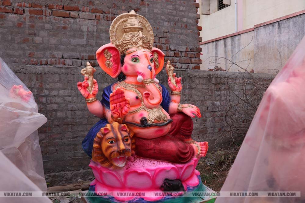 சதுர்த்தியை முன்னிட்டு விழுப்புரத்தில் பல வடிவங்களில் தயாராகும் விநாயகர் சிலைகள்... படங்கள்: - சு.விக்னேஷ்குமார் சதுர்த்தியை முன்னிட்டு விழுப்புரத்தில் பல வடிவங்களில் தயாராகும் விநாயகர் சிலைகள்... படங்கள்: - சு.விக்னேஷ்குமார்