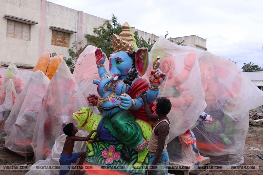 சதுர்த்தியை முன்னிட்டு விழுப்புரத்தில் பல வடிவங்களில் தயாராகும் விநாயகர் சிலைகள்... படங்கள்: - சு.விக்னேஷ்குமார் சதுர்த்தியை முன்னிட்டு விழுப்புரத்தில் பல வடிவங்களில் தயாராகும் விநாயகர் சிலைகள்... படங்கள்: - சு.விக்னேஷ்குமார்
