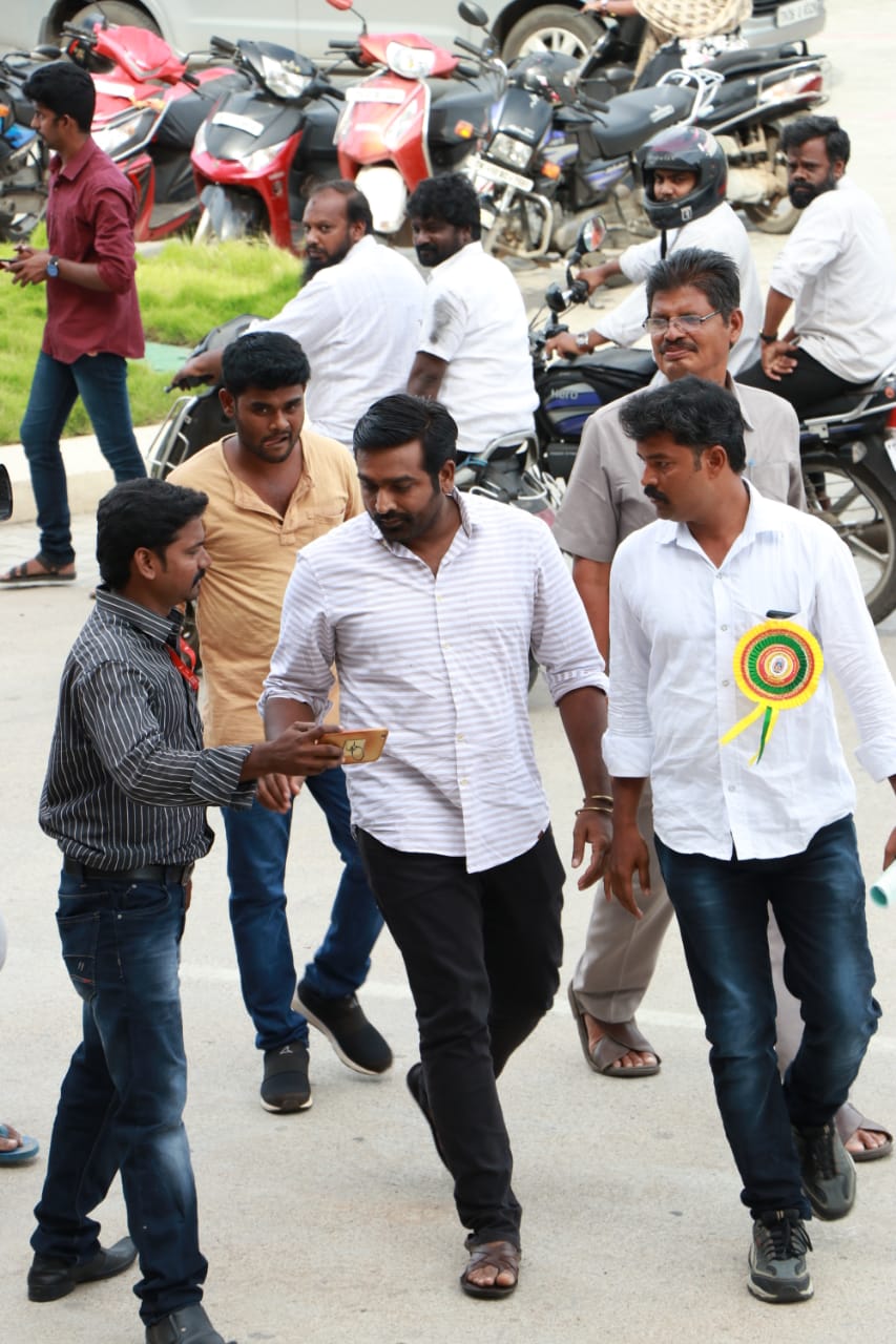 திரைப்பிரபலங்கள் பங்கேற்ற தென்னிந்திய நடிகர் சங்க 65ம் ஆண்டு பேரவைக் கூட்டம்... படங்கள்: வி.ஶ்ரீனிவாசுலு திரைப்பிரபலங்கள் பங்கேற்ற தென்னிந்திய நடிகர் சங்க 65ம் ஆண்டு பேரவைக் கூட்டம்... படங்கள்: வி.ஶ்ரீனிவாசுலு