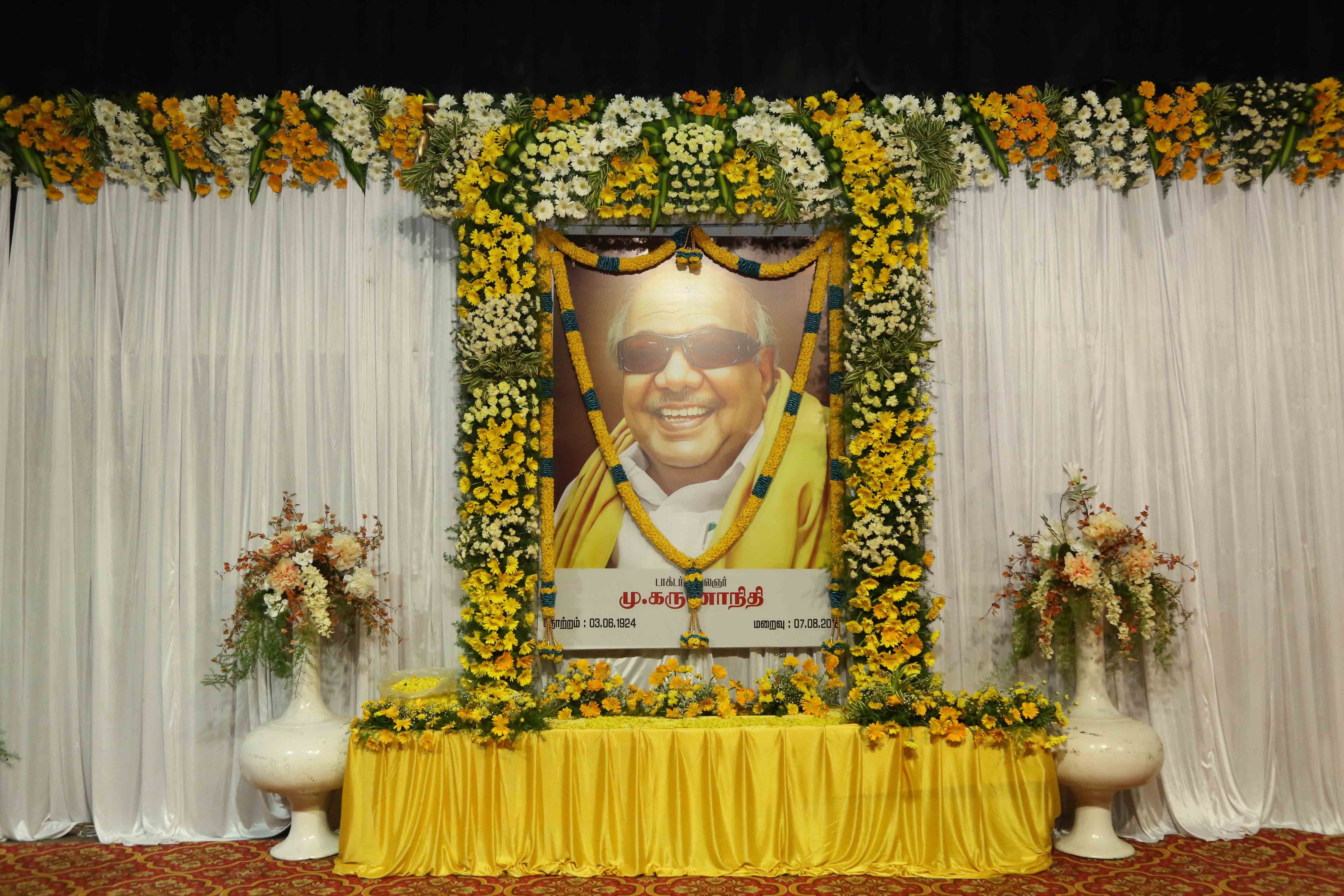 கருணாநிதிக்கு அஞ்சலி செலுத்திய தமிழ் சினிமாத்துறையினர்..! கருணாநிதிக்கு அஞ்சலி செலுத்திய தமிழ் சினிமாத்துறையினர்..!