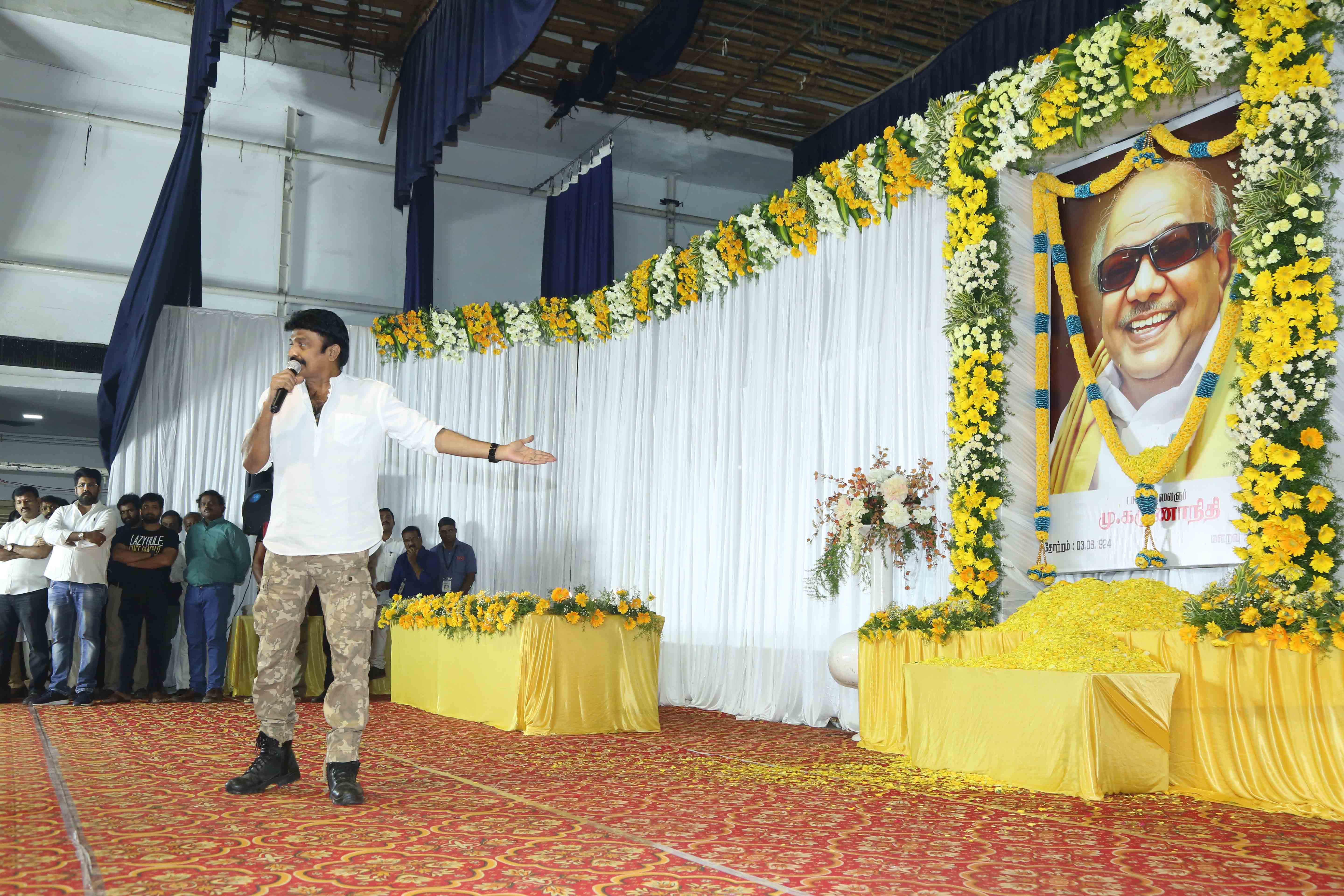 கருணாநிதிக்கு அஞ்சலி செலுத்திய தமிழ் சினிமாத்துறையினர்..! கருணாநிதிக்கு அஞ்சலி செலுத்திய தமிழ் சினிமாத்துறையினர்..!