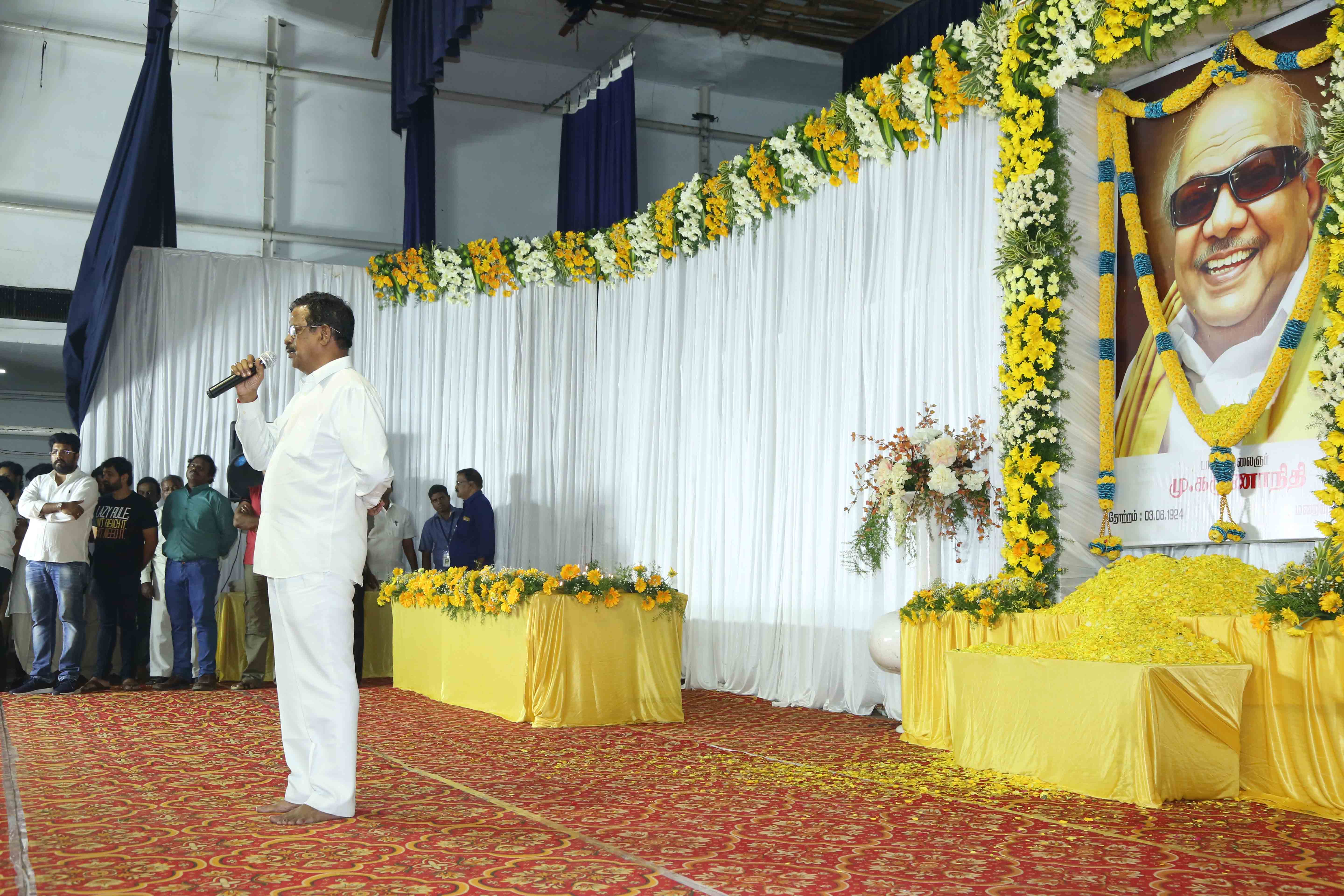 கருணாநிதிக்கு அஞ்சலி செலுத்திய தமிழ் சினிமாத்துறையினர்..! கருணாநிதிக்கு அஞ்சலி செலுத்திய தமிழ் சினிமாத்துறையினர்..!