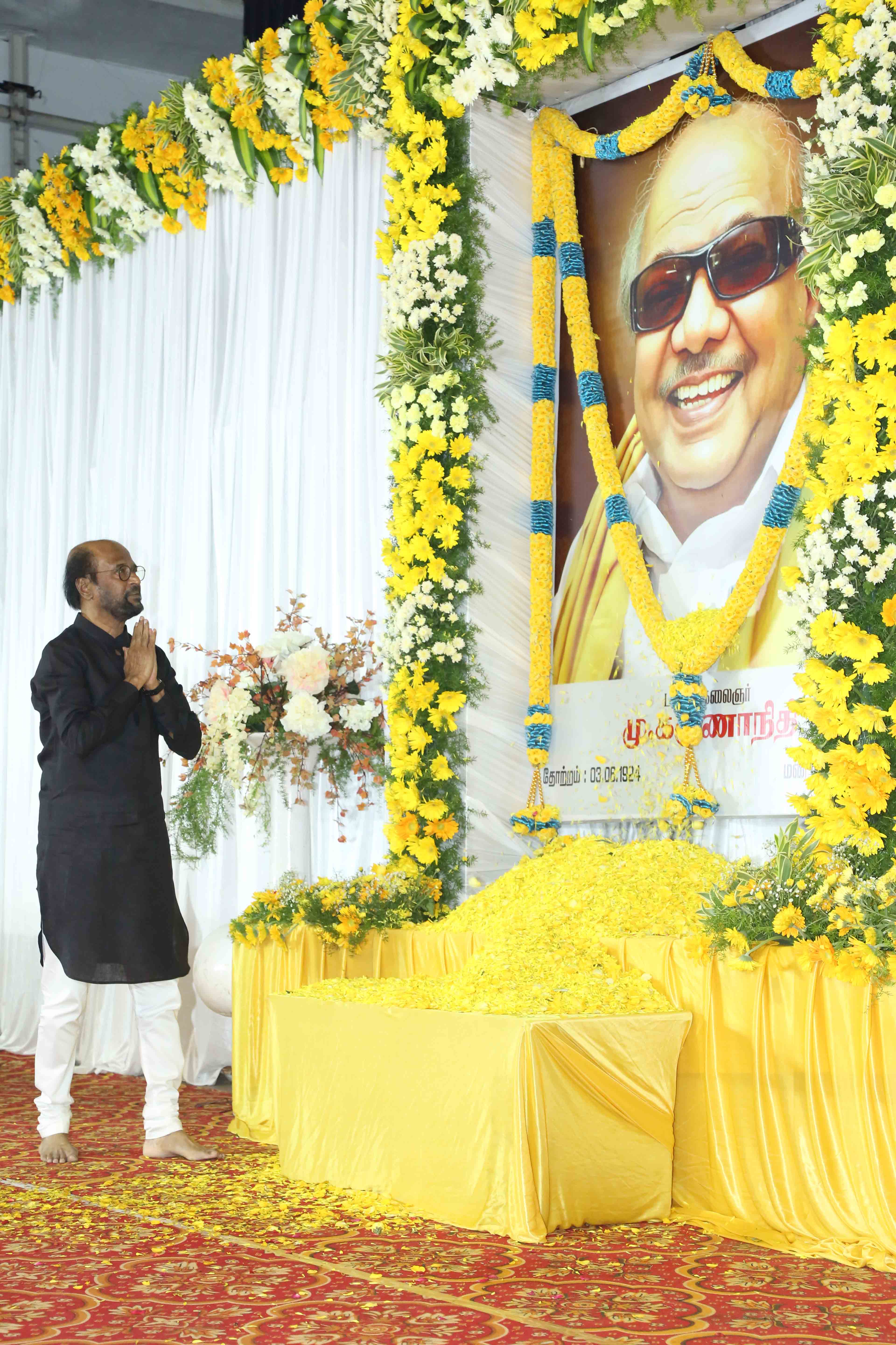 கருணாநிதிக்கு அஞ்சலி செலுத்திய தமிழ் சினிமாத்துறையினர்..! கருணாநிதிக்கு அஞ்சலி செலுத்திய தமிழ் சினிமாத்துறையினர்..!