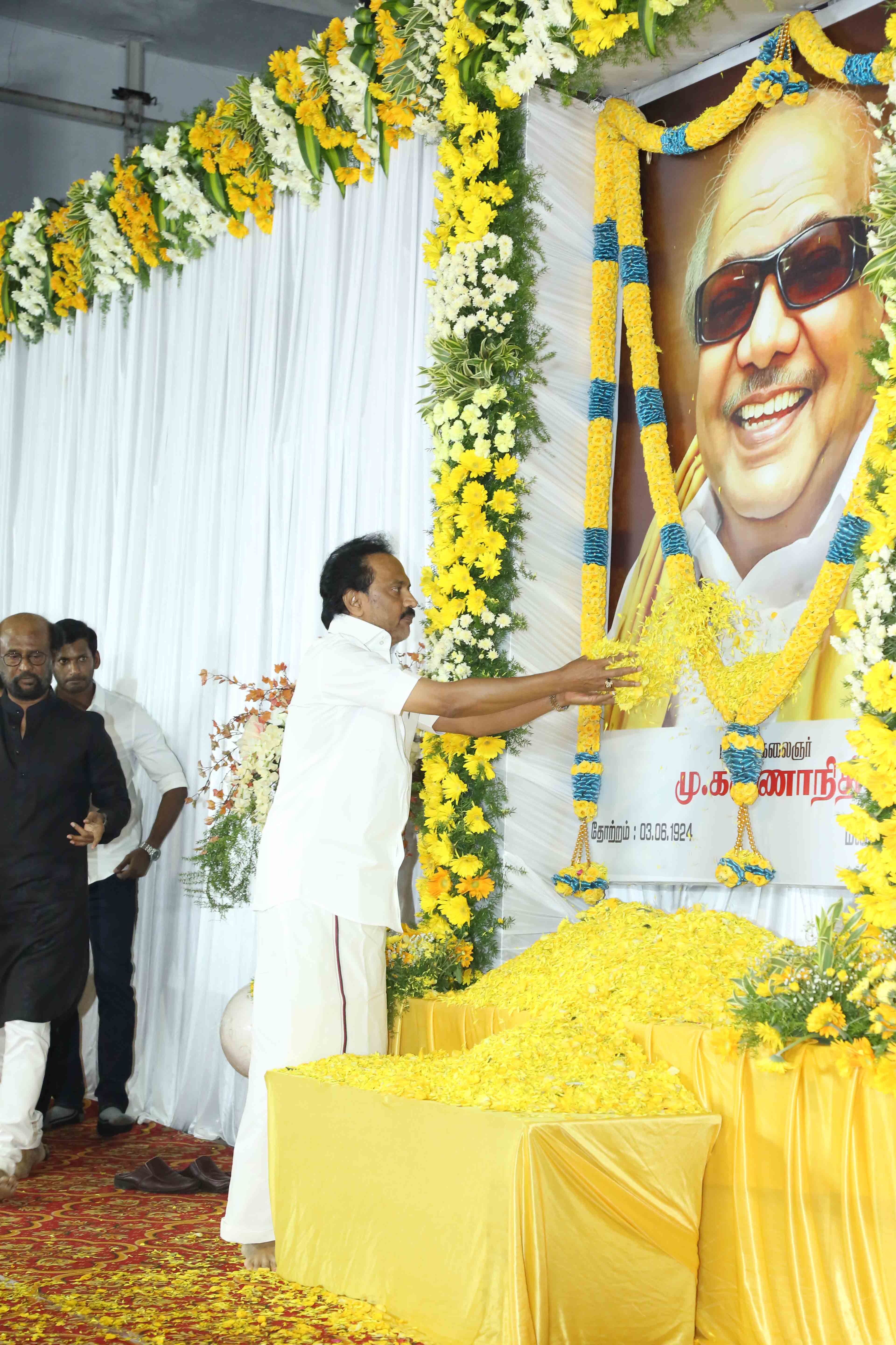 கருணாநிதிக்கு அஞ்சலி செலுத்திய தமிழ் சினிமாத்துறையினர்..! கருணாநிதிக்கு அஞ்சலி செலுத்திய தமிழ் சினிமாத்துறையினர்..!