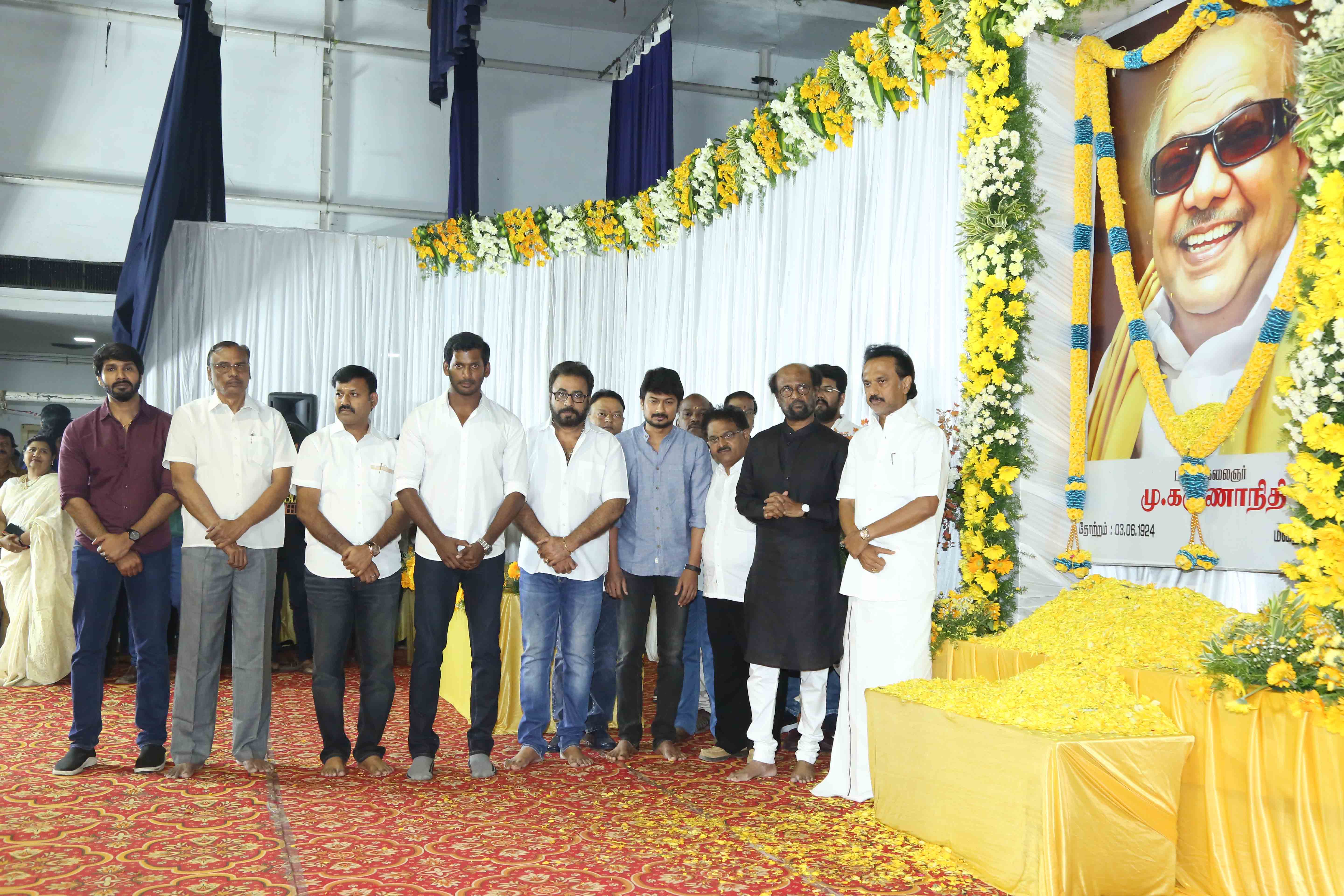 கருணாநிதிக்கு அஞ்சலி செலுத்திய தமிழ் சினிமாத்துறையினர்..! கருணாநிதிக்கு அஞ்சலி செலுத்திய தமிழ் சினிமாத்துறையினர்..!