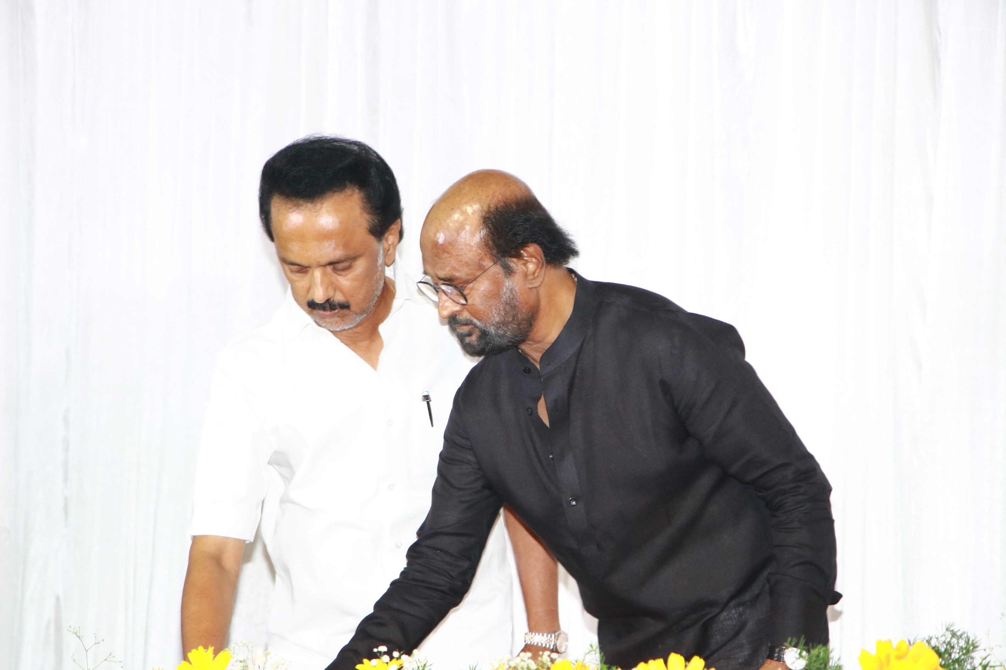 கருணாநிதிக்கு அஞ்சலி செலுத்திய தமிழ் சினிமாத்துறையினர்..! கருணாநிதிக்கு அஞ்சலி செலுத்திய தமிழ் சினிமாத்துறையினர்..!