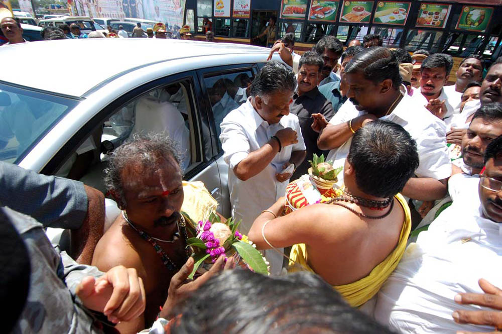 நாகர்கோவிலில் நடைபெற்ற எம்.ஜி.ஆர் நூற்றாண்டு விழா நிகழ்ச்சி படங்கள்: - ரா.ராம்குமார், ஆர்.எம்.முத்துராஜ். நாகர்கோவிலில் நடைபெற்ற எம்.ஜி.ஆர் நூற்றாண்டு விழா நிகழ்ச்சி படங்கள்: - ரா.ராம்குமார், ஆர்.எம்.முத்துராஜ்.