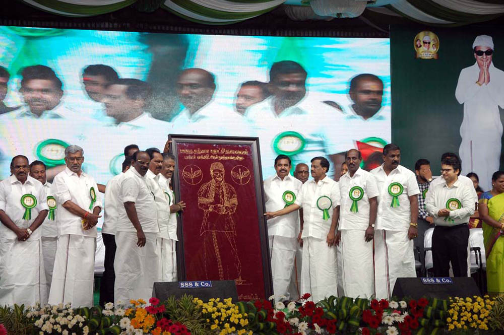 நாகர்கோவிலில் நடைபெற்ற எம்.ஜி.ஆர் நூற்றாண்டு விழா நிகழ்ச்சி படங்கள்: - ரா.ராம்குமார், ஆர்.எம்.முத்துராஜ். நாகர்கோவிலில் நடைபெற்ற எம்.ஜி.ஆர் நூற்றாண்டு விழா நிகழ்ச்சி படங்கள்: - ரா.ராம்குமார், ஆர்.எம்.முத்துராஜ்.