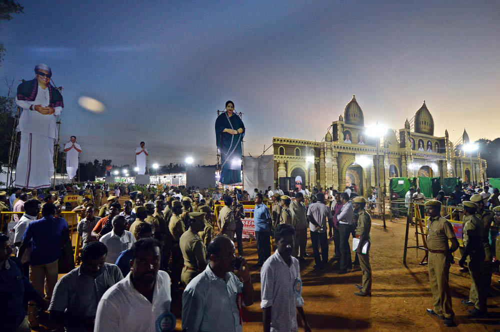நாகர்கோவிலில் நடைபெற்ற எம்.ஜி.ஆர் நூற்றாண்டு விழா நிகழ்ச்சி படங்கள்: - ரா.ராம்குமார், ஆர்.எம்.முத்துராஜ். நாகர்கோவிலில் நடைபெற்ற எம்.ஜி.ஆர் நூற்றாண்டு விழா நிகழ்ச்சி படங்கள்: - ரா.ராம்குமார், ஆர்.எம்.முத்துராஜ்.