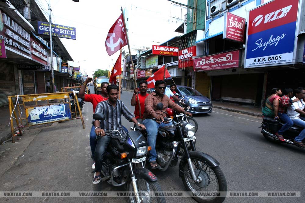 பெட்ரோல், டீசல் விலையை உயர்த்திய மத்திய அரசை கண்டித்து புதுச்சேரியில் நடைபெற்ற முழு அடைப்பு போராட்டம்... படங்கள் - அ.குரூஸ்தனம் பெட்ரோல், டீசல் விலையை உயர்த்திய மத்திய அரசை கண்டித்து புதுச்சேரியில் நடைபெற்ற முழு அடைப்பு போராட்டம்... படங்கள் - அ.குரூஸ்தனம்