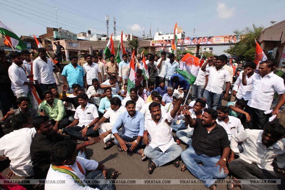 பெட்ரோல், டீசல் விலையை உயர்த்திய மத்திய அரசை கண்டித்து புதுச்சேரியில் நடைபெற்ற முழு அடைப்பு போராட்டம்... படங்கள் - அ.குரூஸ்தனம் பெட்ரோல், டீசல் விலையை உயர்த்திய மத்திய அரசை கண்டித்து புதுச்சேரியில் நடைபெற்ற முழு அடைப்பு போராட்டம்... படங்கள் - அ.குரூஸ்தனம்