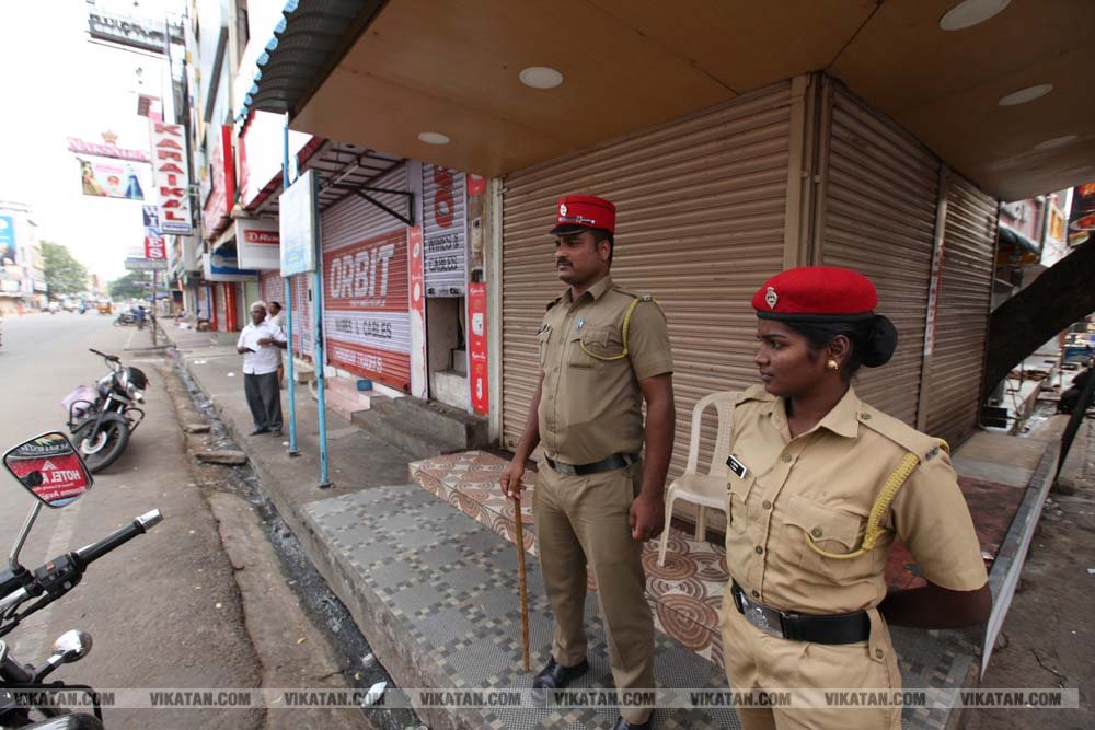 பெட்ரோல், டீசல் விலையை உயர்த்திய மத்திய அரசை கண்டித்து புதுச்சேரியில் நடைபெற்ற முழு அடைப்பு போராட்டம்... படங்கள் - அ.குரூஸ்தனம் பெட்ரோல், டீசல் விலையை உயர்த்திய மத்திய அரசை கண்டித்து புதுச்சேரியில் நடைபெற்ற முழு அடைப்பு போராட்டம்... படங்கள் - அ.குரூஸ்தனம்