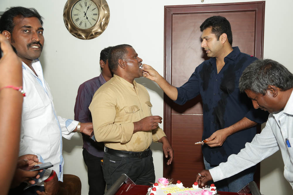 ’ஜெயம்’ ரவியின் பிறந்தநாள் கொண்டாட்ட ஆல்பம்..! ’ஜெயம்’ ரவியின் பிறந்தநாள் கொண்டாட்ட ஆல்பம்..!