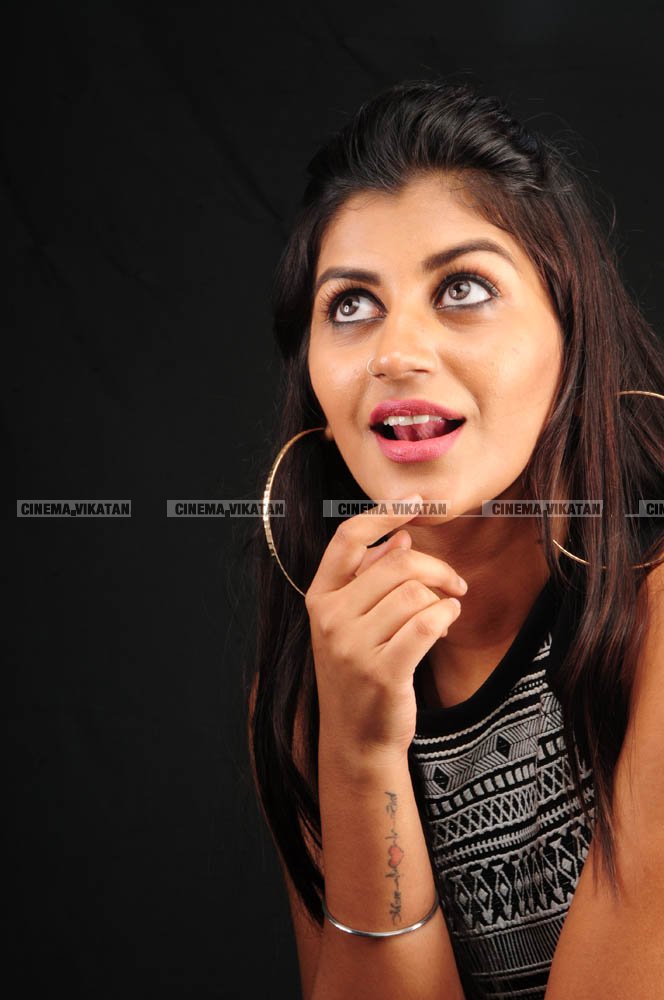 யாஷிகா ஆனந்த் லேட்டஸ்ட் போட்டோஷூட் ஸ்டில்ஸ்... படங்கள்: சொ.பாலசுப்ரமணியன் யாஷிகா ஆனந்த் லேட்டஸ்ட் போட்டோஷூட் ஸ்டில்ஸ்... படங்கள்: சொ.பாலசுப்ரமணியன்