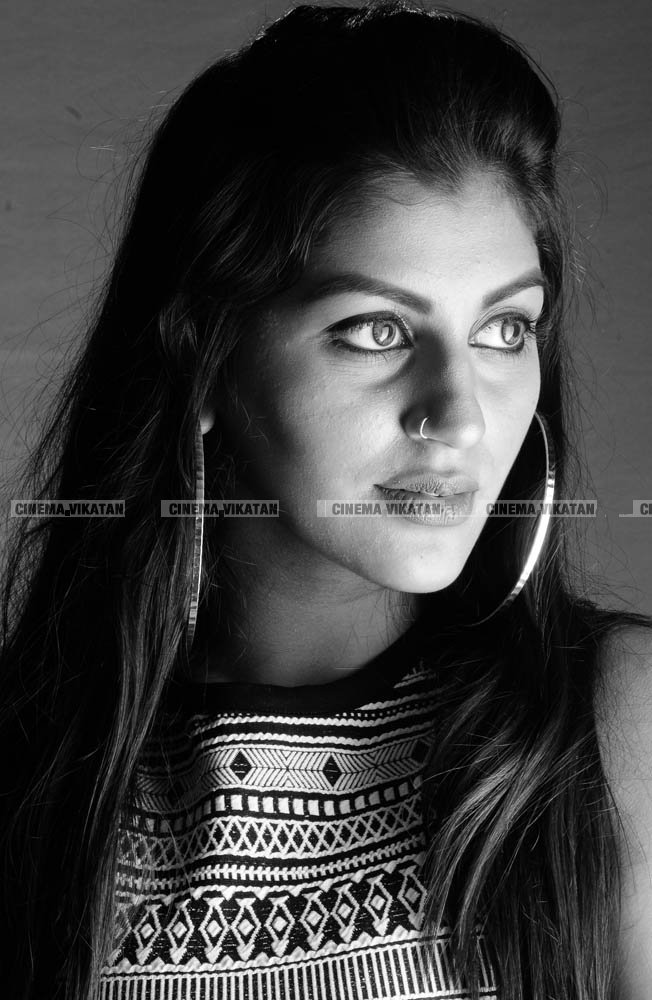 யாஷிகா ஆனந்த் லேட்டஸ்ட் போட்டோஷூட் ஸ்டில்ஸ்... படங்கள்: சொ.பாலசுப்ரமணியன் யாஷிகா ஆனந்த் லேட்டஸ்ட் போட்டோஷூட் ஸ்டில்ஸ்... படங்கள்: சொ.பாலசுப்ரமணியன்