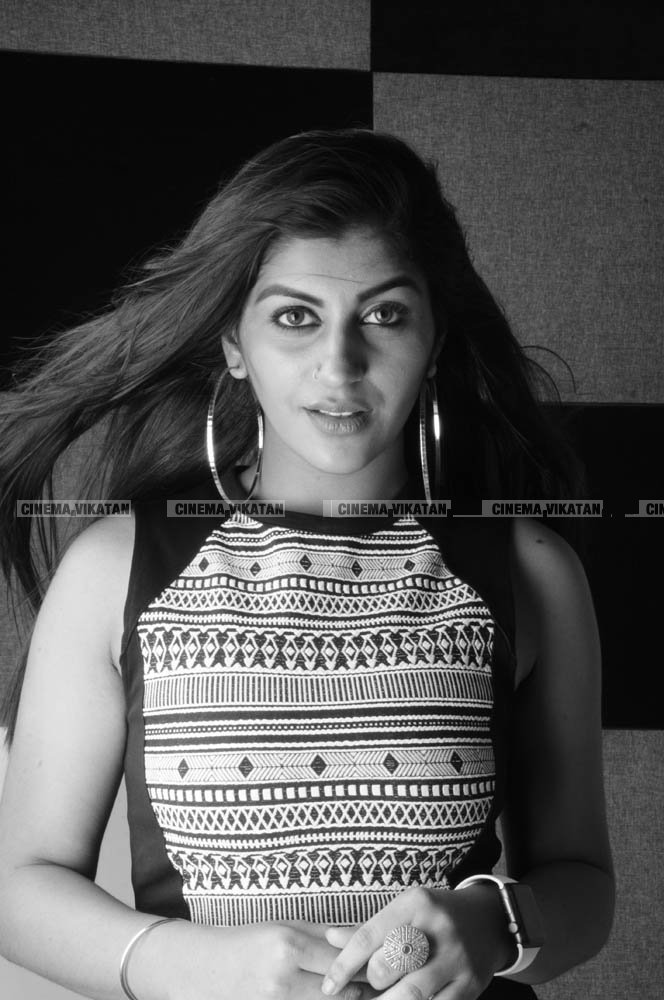 யாஷிகா ஆனந்த் லேட்டஸ்ட் போட்டோஷூட் ஸ்டில்ஸ்... படங்கள்: சொ.பாலசுப்ரமணியன் யாஷிகா ஆனந்த் லேட்டஸ்ட் போட்டோஷூட் ஸ்டில்ஸ்... படங்கள்: சொ.பாலசுப்ரமணியன்