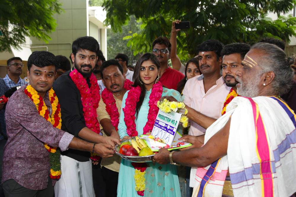 மஹத் - யாஷிகா நடிக்கும் 'புரொடக்சன் நம்பர் 2' - படப்பூஜை படங்கள் மஹத் - யாஷிகா நடிக்கும் 'புரொடக்சன் நம்பர் 2' - படப்பூஜை படங்கள்