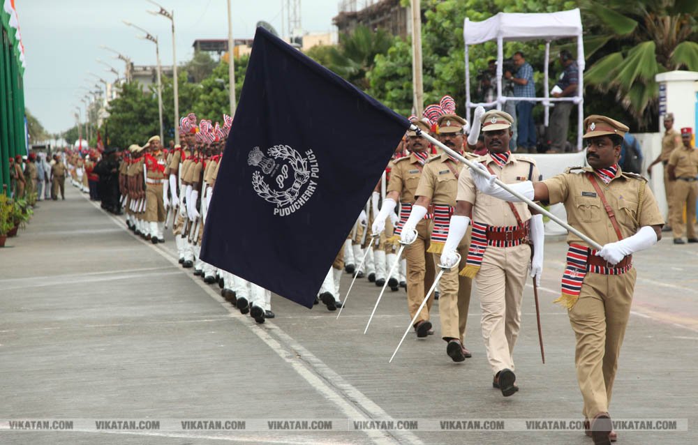 கொட்டும் மழையில் புதுச்சேரி விடுதலை நாள் விழா கொண்டாட்டம் சிறப்பு படங்கள்: அ.குரூஸ்தனம் கொட்டும் மழையில் புதுச்சேரி விடுதலை நாள் விழா கொண்டாட்டம் சிறப்பு படங்கள்: அ.குரூஸ்தனம்