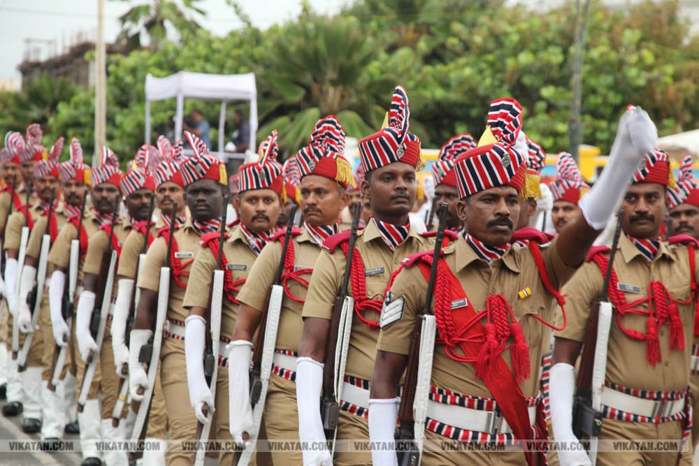 கொட்டும் மழையில் புதுச்சேரி விடுதலை நாள் விழா கொண்டாட்டம் சிறப்பு படங்கள்: அ.குரூஸ்தனம் கொட்டும் மழையில் புதுச்சேரி விடுதலை நாள் விழா கொண்டாட்டம் சிறப்பு படங்கள்: அ.குரூஸ்தனம்