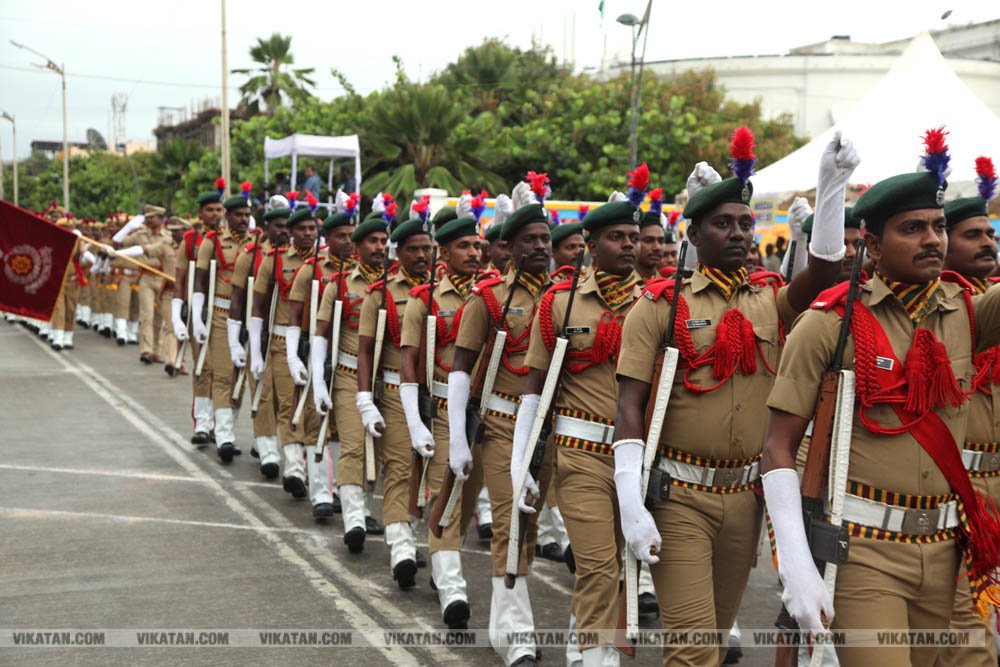 கொட்டும் மழையில் புதுச்சேரி விடுதலை நாள் விழா கொண்டாட்டம் சிறப்பு படங்கள்: அ.குரூஸ்தனம் கொட்டும் மழையில் புதுச்சேரி விடுதலை நாள் விழா கொண்டாட்டம் சிறப்பு படங்கள்: அ.குரூஸ்தனம்