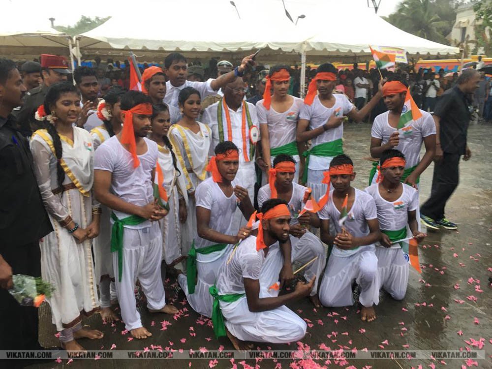 கொட்டும் மழையில் புதுச்சேரி விடுதலை நாள் விழா கொண்டாட்டம் சிறப்பு படங்கள்: அ.குரூஸ்தனம் கொட்டும் மழையில் புதுச்சேரி விடுதலை நாள் விழா கொண்டாட்டம் சிறப்பு படங்கள்: அ.குரூஸ்தனம்