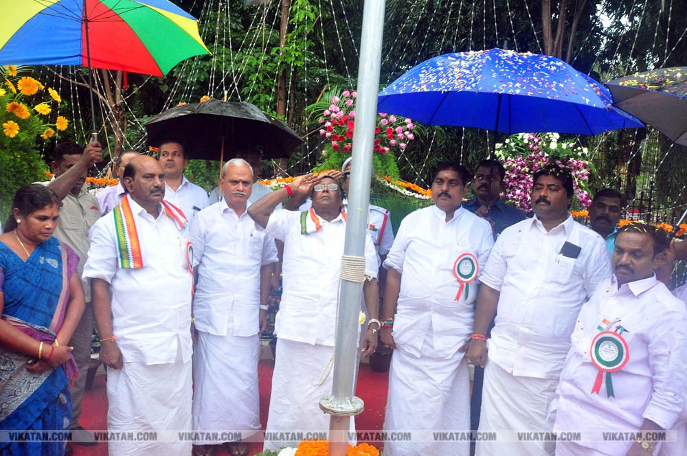 கொட்டும் மழையில் புதுச்சேரி விடுதலை நாள் விழா கொண்டாட்டம் சிறப்பு படங்கள்: அ.குரூஸ்தனம் கொட்டும் மழையில் புதுச்சேரி விடுதலை நாள் விழா கொண்டாட்டம் சிறப்பு படங்கள்: அ.குரூஸ்தனம்