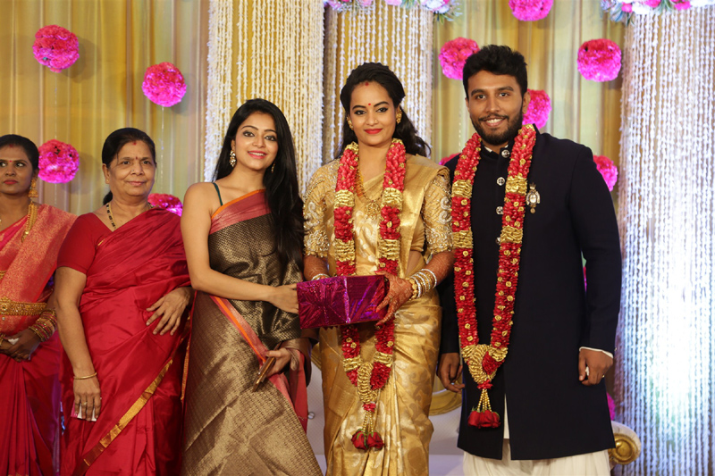 பிக்பாஸ் சுஜா வருணி - நடிகர் சிவகுமார் திருமண வரவேற்பு நிகழ்ச்சி... திரைப்பிரபலங்கள் நேரில் வாழ்த்து... புகைப்படத் தொகுப்பு பிக்பாஸ் சுஜா வருணி - நடிகர் சிவகுமார் திருமண வரவேற்பு நிகழ்ச்சி... திரைப்பிரபலங்கள் நேரில் வாழ்த்து... புகைப்படத் தொகுப்பு