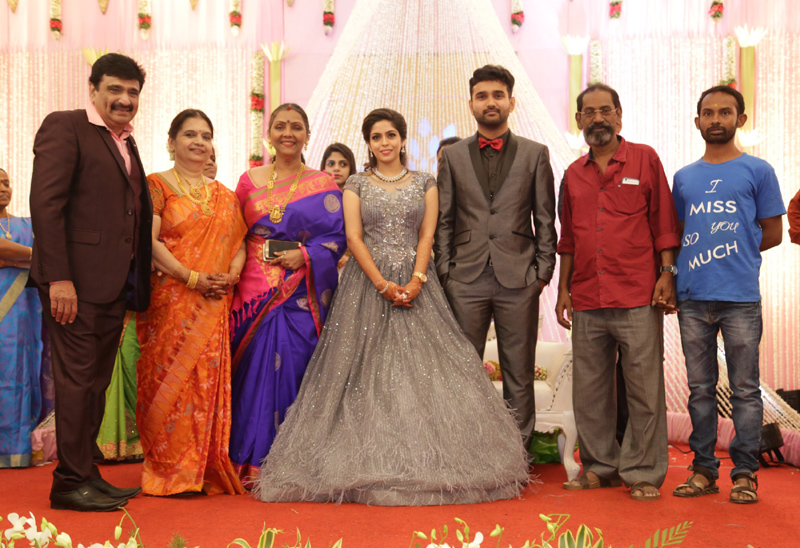 நடிகர் ரமேஷ் கண்ணா மகன் ஜஸ்வந்த் கண்ணா - ப்ரியங்கா திருமண வரவேற்பு நிகழ்ச்சி - திரை நட்சத்திரங்கள் திரண்டு வந்து வாழ்த்து - புகைப்படத் தொகுப்பு நடிகர் ரமேஷ் கண்ணா மகன் ஜஸ்வந்த் கண்ணா - ப்ரியங்கா திருமண வரவேற்பு நிகழ்ச்சி - திரை நட்சத்திரங்கள் திரண்டு வந்து வாழ்த்து - புகைப்படத் தொகுப்பு