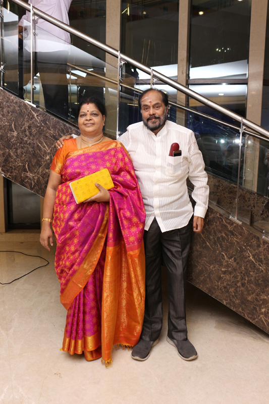 நடிகர் ரமேஷ் கண்ணா மகன் ஜஸ்வந்த் கண்ணா - ப்ரியங்கா திருமண வரவேற்பு நிகழ்ச்சி - திரை நட்சத்திரங்கள் திரண்டு வந்து வாழ்த்து - புகைப்படத் தொகுப்பு நடிகர் ரமேஷ் கண்ணா மகன் ஜஸ்வந்த் கண்ணா - ப்ரியங்கா திருமண வரவேற்பு நிகழ்ச்சி - திரை நட்சத்திரங்கள் திரண்டு வந்து வாழ்த்து - புகைப்படத் தொகுப்பு