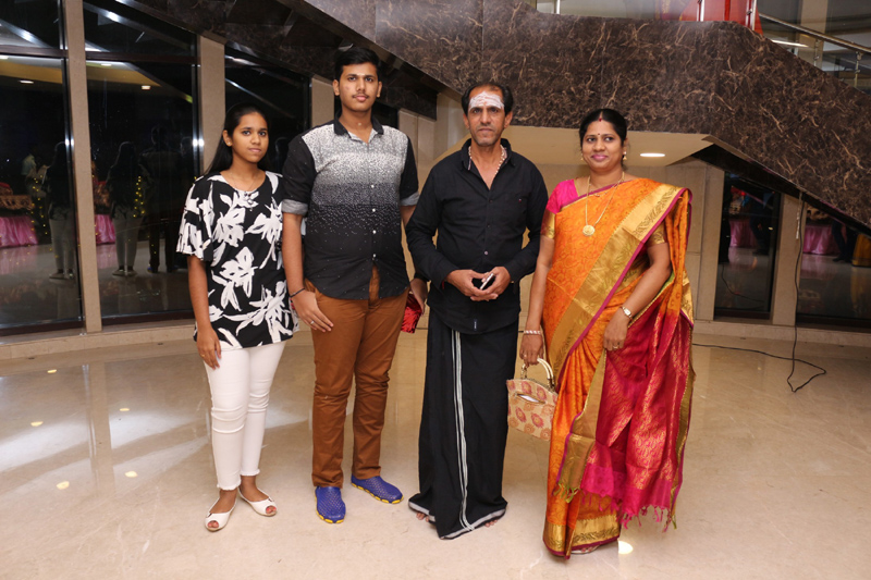 நடிகர் ரமேஷ் கண்ணா மகன் ஜஸ்வந்த் கண்ணா - ப்ரியங்கா திருமண வரவேற்பு நிகழ்ச்சி - திரை நட்சத்திரங்கள் திரண்டு வந்து வாழ்த்து - புகைப்படத் தொகுப்பு நடிகர் ரமேஷ் கண்ணா மகன் ஜஸ்வந்த் கண்ணா - ப்ரியங்கா திருமண வரவேற்பு நிகழ்ச்சி - திரை நட்சத்திரங்கள் திரண்டு வந்து வாழ்த்து - புகைப்படத் தொகுப்பு