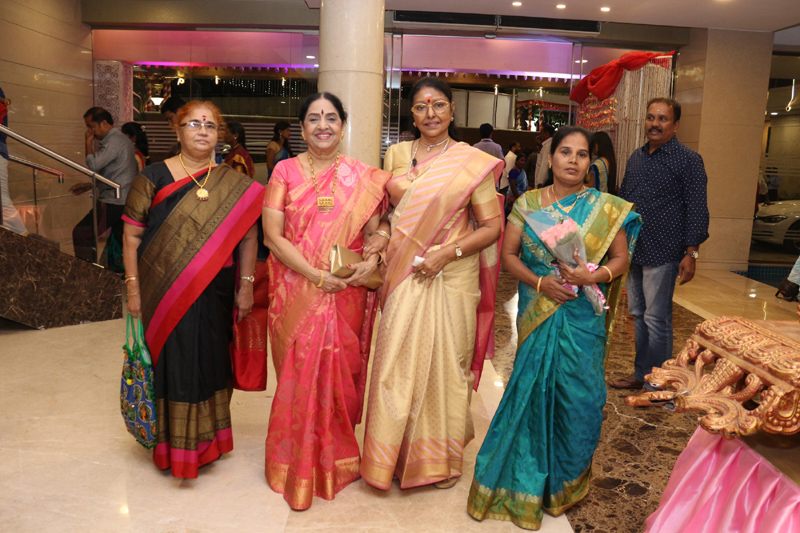 நடிகர் ரமேஷ் கண்ணா மகன் ஜஸ்வந்த் கண்ணா - ப்ரியங்கா திருமண வரவேற்பு நிகழ்ச்சி - திரை நட்சத்திரங்கள் திரண்டு வந்து வாழ்த்து - புகைப்படத் தொகுப்பு நடிகர் ரமேஷ் கண்ணா மகன் ஜஸ்வந்த் கண்ணா - ப்ரியங்கா திருமண வரவேற்பு நிகழ்ச்சி - திரை நட்சத்திரங்கள் திரண்டு வந்து வாழ்த்து - புகைப்படத் தொகுப்பு